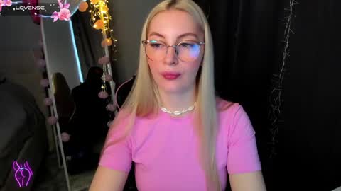 kimmy1_powell online show from April 6, 3:39 am