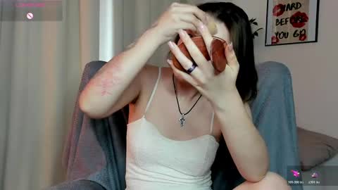 kira_rogerss online show from April 13, 9:10 am