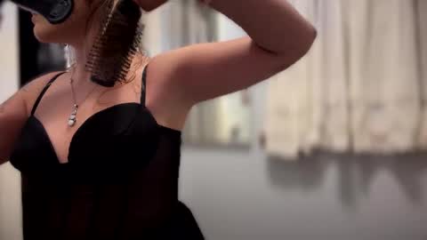 Kissah Kreampuff online show from January 1, 4:07 am