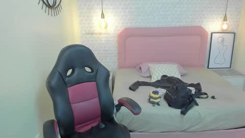  K I T T  Y  online show from March 4, 12:34 pm