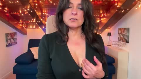 Kylie  online show from February 20, 2:07 pm