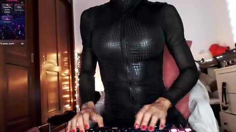 Lola online show from December 2, 5:48 pm