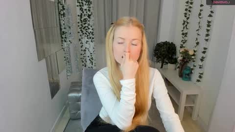 Laly online show from December 17, 5:17 pm