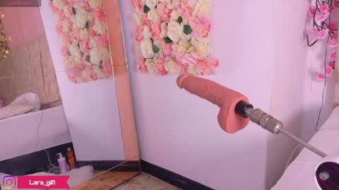 Lara Gill online show from April 14, 9:15 pm