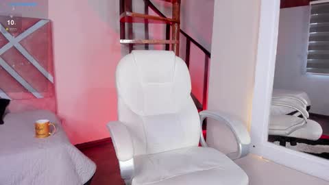 lara_reynolds_ online show from March 23, 1:28 pm