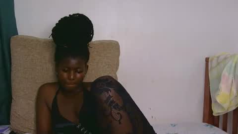 latiffaah_xx online show from April 14, 4:29 pm