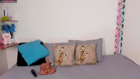 laura1__ online show from January 28, 1:18 am