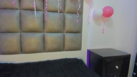 laura__js_ online show from November 7, 1:28 pm