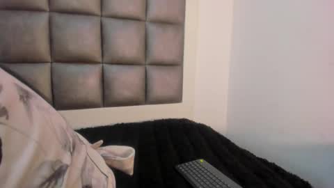 laura__js_ online show from September 20, 2:26 pm