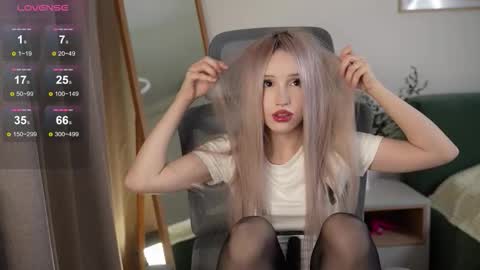 Laura online show from October 15, 2:52 pm