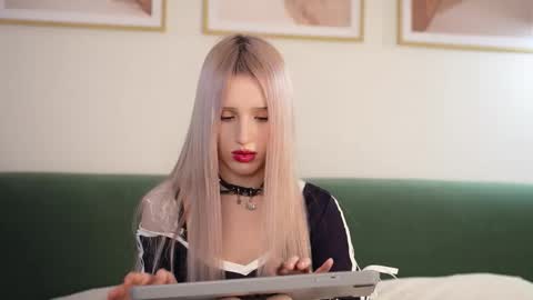 Laura online show from September 25, 8:46 am