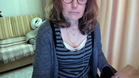 Lauraoven1 online show from June 3, 7:42 am