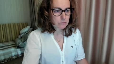 Lauraoven1 online show from May 25, 9:19 am