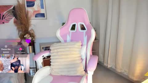 MissLauren online show from March 28, 11:36 pm