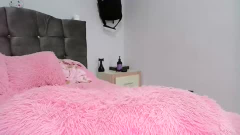 laurenhot94 online show from December 13, 7:53 pm