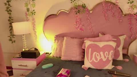 luu online show from April 3, 2:48 pm