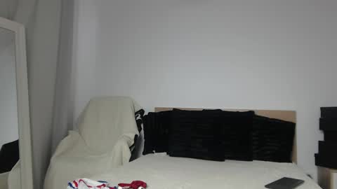 Layla online show from April 4, 1:43 pm