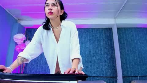 leamoreau__ online show from January 17, 3:14 am