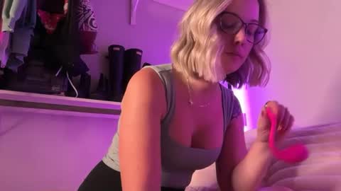 leanneluxecouple online show from September 16, 1:13 am