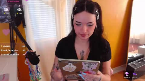 Lea Ray Pie online show from May 2, 4:54 pm