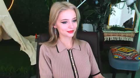 leonastone online show from December 3, 5:59 pm