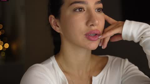 Leora online show from December 24, 4:40 pm