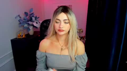 lesliemineg online show from November 24, 8:00 pm