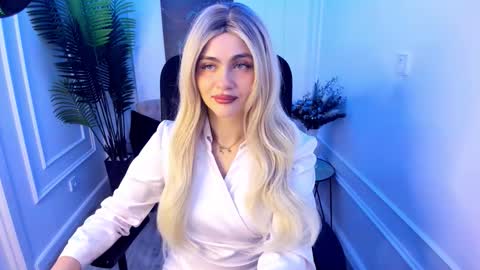 lesliemineg online show from September 24, 11:53 am