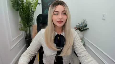 lesliemineg online show from November 26, 8:10 pm