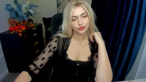 lesliemineg online show from October 24, 8:27 pm