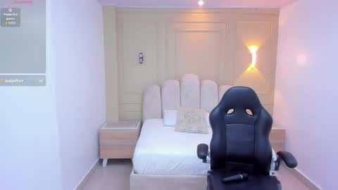   online show from April 14, 9:04 pm