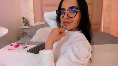 Leti White online show from September 23, 10:30 pm