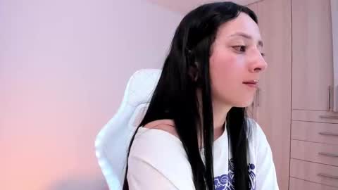 Little Queen Lia  online show from March 11, 1:59 am