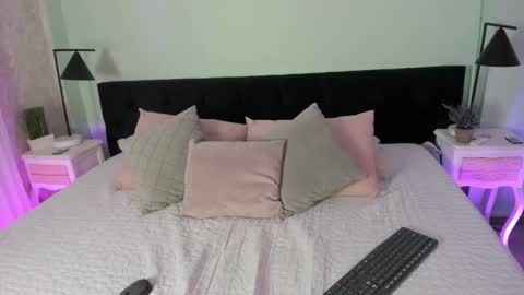 lily  online show from October 21, 8:35 pm