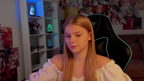 lilitrosen online show from November 18, 6:09 pm