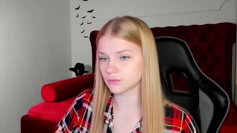 lilitrosen online show from November 17, 6:08 pm