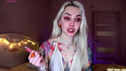 LilliMoore online show from June 1, 11:49 pm