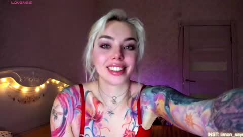 LilliMoore online show from April 18, 12:13 am