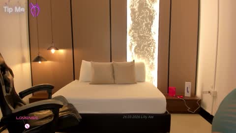 L I L L Y online show from March 26, 1:13 pm