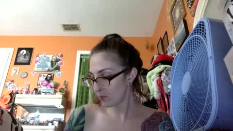 hi guys im back on here 3 online show from April 15, 9:04 pm