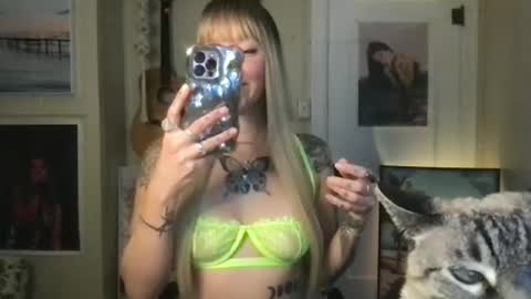 Lilpeachykeenn online show from December 12, 10:20 pm