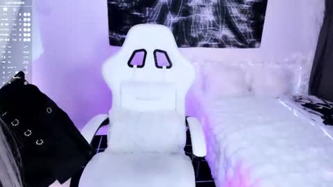 Lily online show from August 6, 3:57 am
