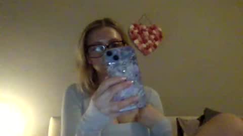 LilyMae online show from December 13, 7:59 am