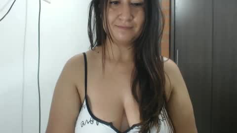 iiisabella online show from December 4, 10:35 am