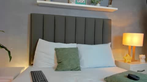 L I N D A online show from December 21, 2:49 am