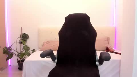 Linda  --  online show from November 19, 4:40 pm