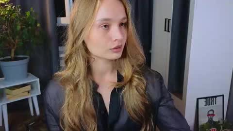 Elisabeth or Lisa online show from October 5, 8:25 pm