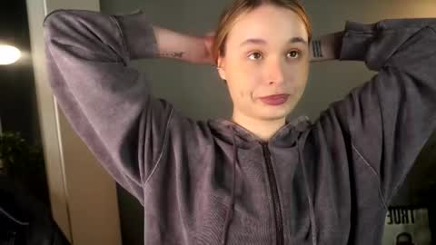 Elisabeth or Lisa online show from December 4, 9:04 pm