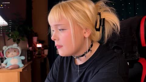 -Lisa- Help me to reach 100 thumbs up3 online show from October 9, 2:54 pm