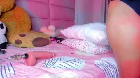 littlee_emma_ online show from March 5, 4:35 am